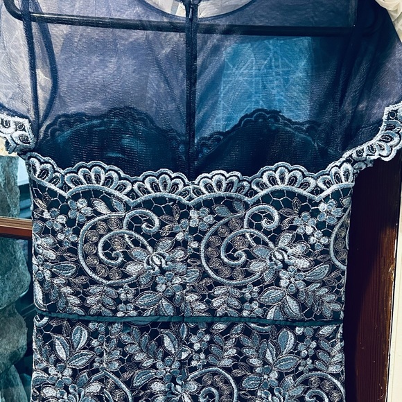 JS Collection Illusion Yoke Scroll Embroidery Gown Sz 6. - Picture 9 of 10